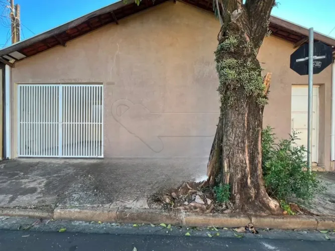 Casa residencial com 03 quartos, sendo 01 suíte na Vila São Roque.