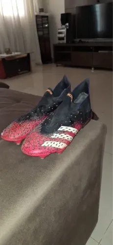 Chuteira semi profissional de campo Adidas 