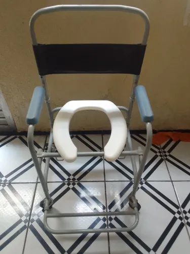 Cadeira higiênica para banho.