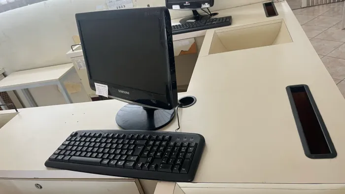 monitores e teclados