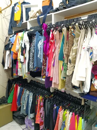 Lote de roupas para revenda em brechós