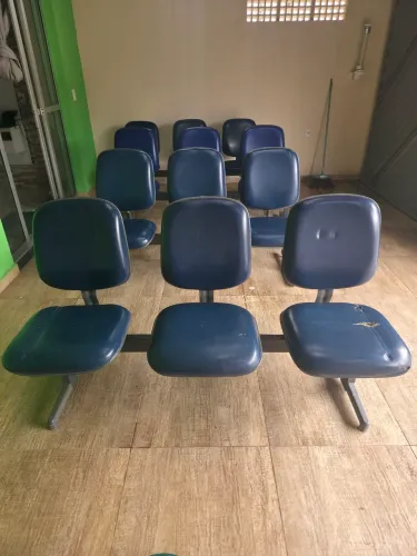 Vende se 4 bancos de almofadas de 3 lugares , 18 cadeiras azul , 1 púlpito branco madeira