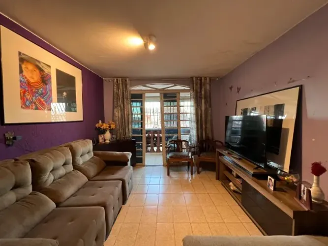 Vendo sobrado na QNL 24 com 3 quartos - Aceita imóvel de menor valor