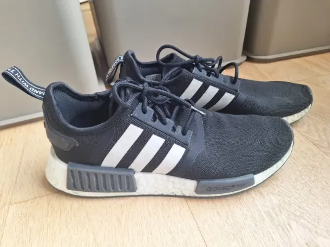 Tênis Preto the brand with the 3 stripes