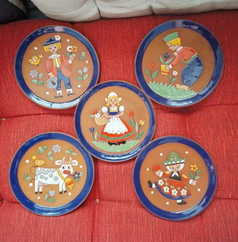 Conjunto de pratos de parede antigos 