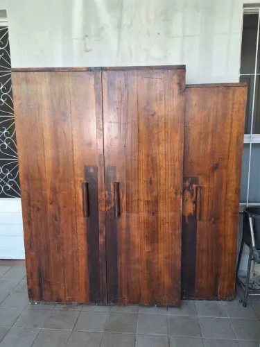 Guarda roupa de madeira louro