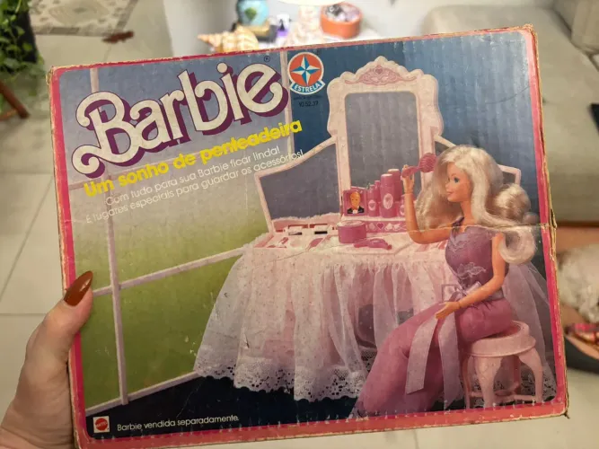Um sonho de penteadeira da Barbie anos 80