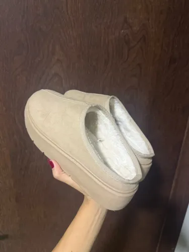 PANTUFA PLATAFORMA / MULE COM PELINHOS