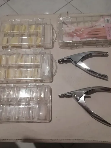 Caixas com unhas postiças e 2 cortadores de unhas postiças