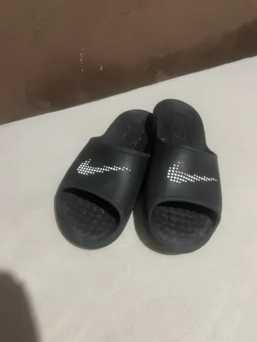 chinelo nike victori one