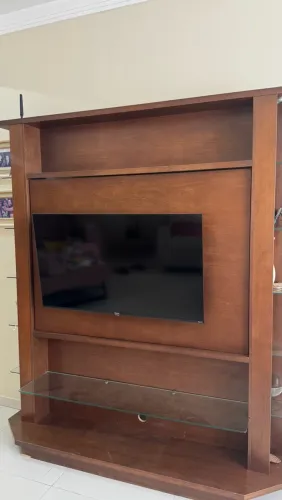 VENDO ESTANTE DE TV DE MADEIRA MACIÇA COM LUZ E PRATELEIRAS