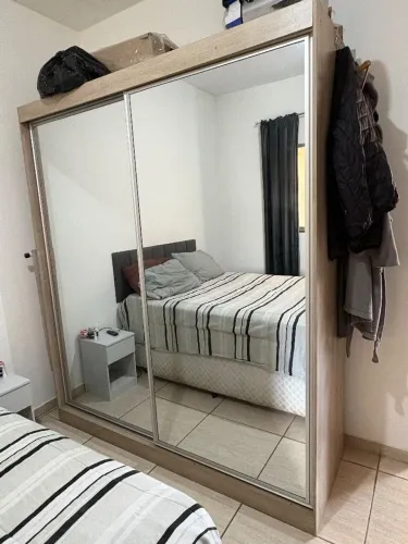 Guarda roupas porta de correr dois espelhos