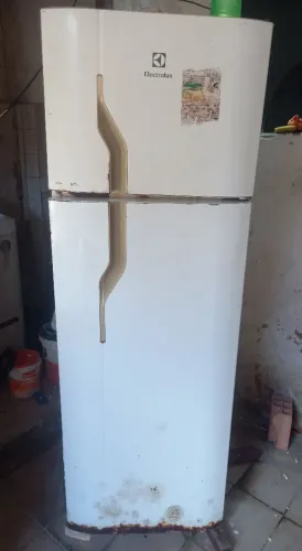 Vendo geladeira sem motor e com defeito na porta/ P retirada de peças.