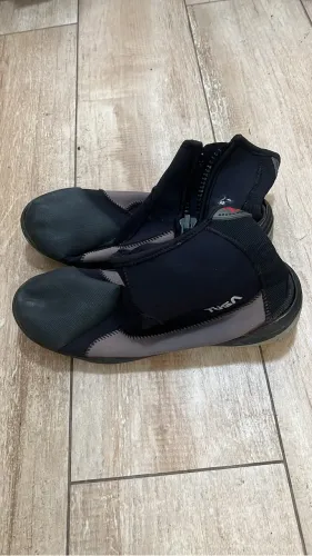Bota / Botim de Neoprene com Zíper - Tusa