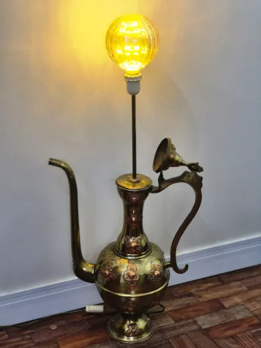 Linda luminaria antiga em bronze com lampada dando um toque sofisticado