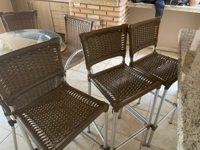 Conjunto de cadeiras mesa e banquetas em alumínio e fibra