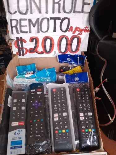Controle remoto pra TV.