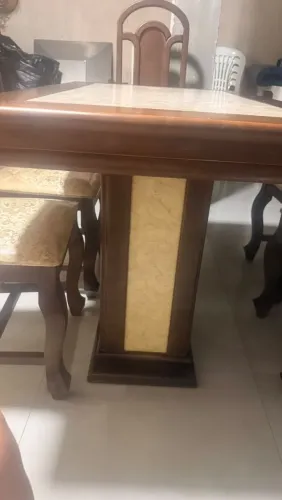 Mesa de Jantar em Madeira com 6 Cadeiras Estofadas