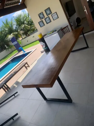 Mesa quadrejada com base em metalon 