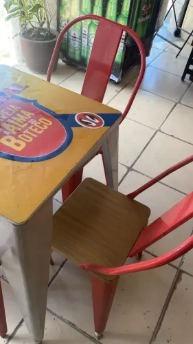 Mesas e cadeiras