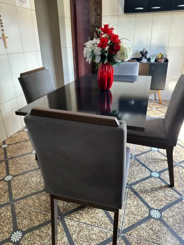 Vendo conjunto de mesa com 4 cadeiras e armário com balcão 