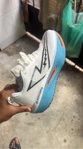 Tênis chuta para correr com placa de carbono 
