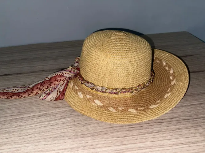 Chapéu de praia com lenço e corrente 