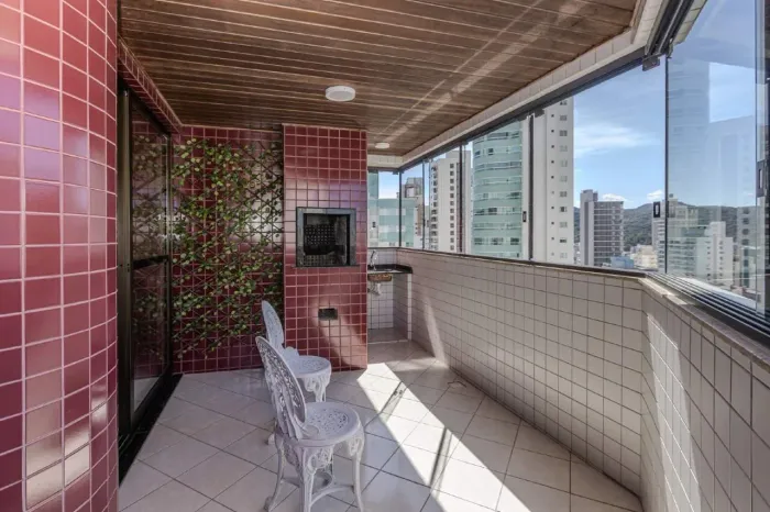 Apartamento Quadra Mar à venda no Centro em Balneário Camboriú.