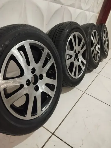Vende-se rodas de liga leve 15 furação 4 por 100 dá no gol Palio Fiat Chevrolet