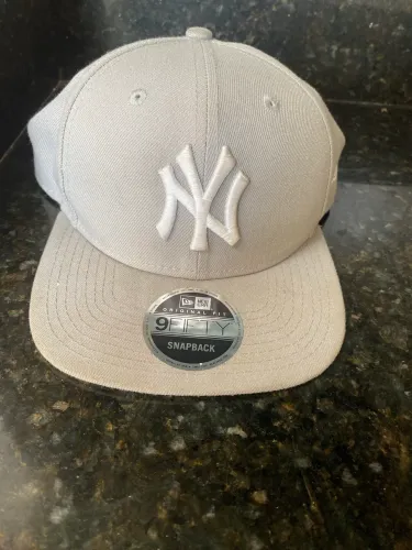 Boné NewEra 9FIFTY original sem defeito, está sujo, pois ficou bastante tempo guardado