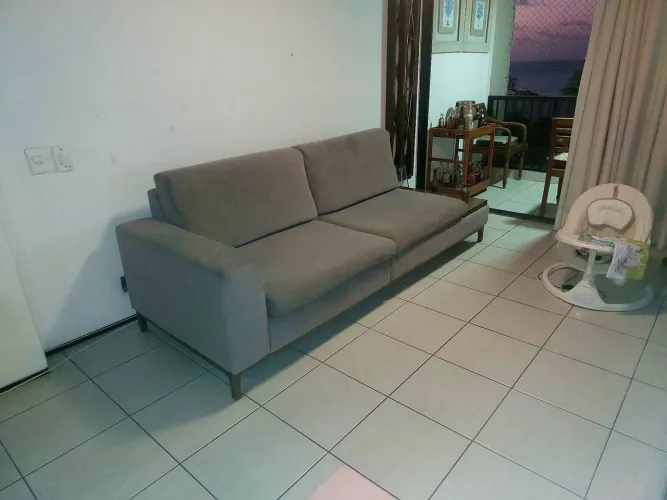 SOFÁ 2 LUGARES COM MESA LATERAL (MARCA JACAÚNA)
