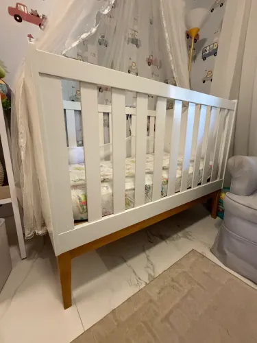 Berço branco 2 anos de uso da Dolce Spazzio