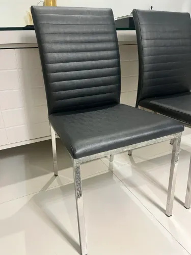 8 cadeiras de jantar estofadas com estrutura em aço inox