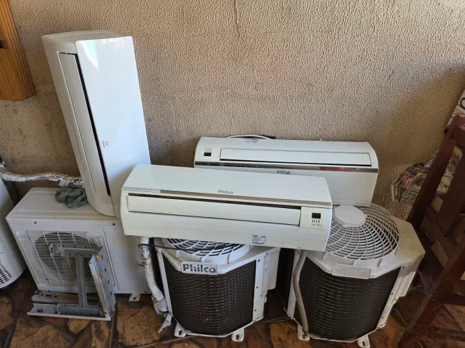 Ar condicionado Split 220v 12.000 e 9.000 BTUS com gás e gelando 1300 cada um