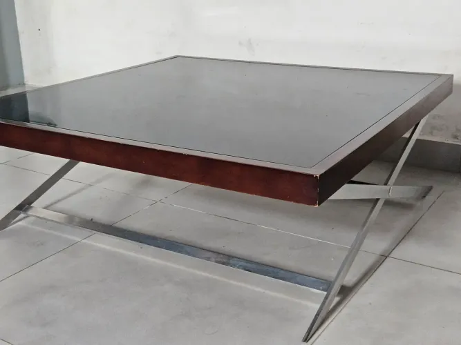Mesa de centro com tampo em vidro