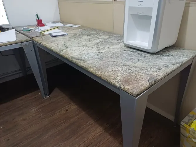 Mesa tampo de pedra base alumínio
