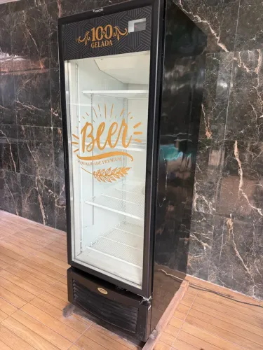 EXPOSITOR Cervejeira Vertical Fricon 569 Litros Preto VCFC 569 V 110V