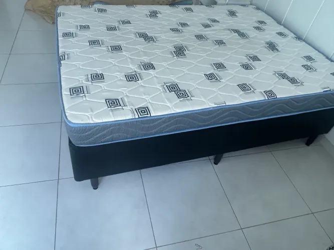 Torrando R$ 1100 tudo= Cama casal seminova+ base queen+ base solteiro