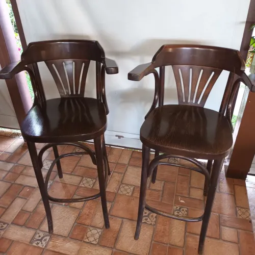 UM CHARME! PAR DE BANQUETAS ESTILO BISTRÔ