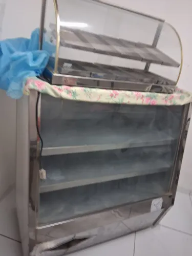 Vendo um freezer comercial e um porta salgados. Ideal para sua padaria