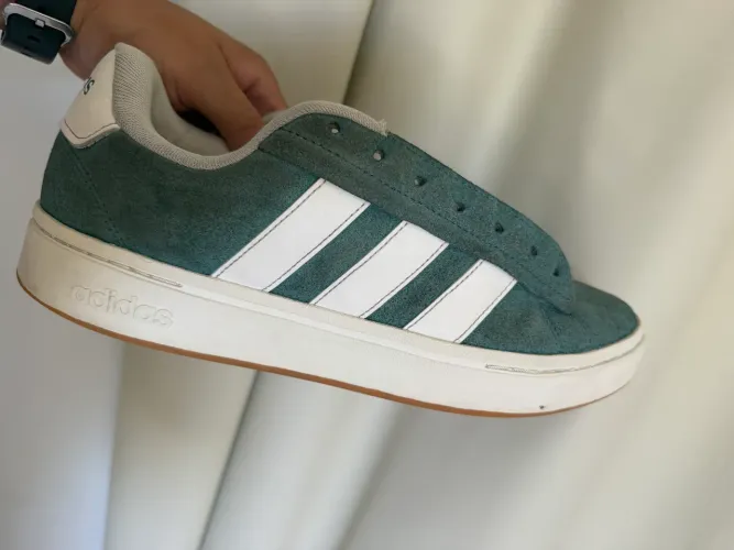 Tênis Adidas - tamanho 41 (9 1/2 EUA)