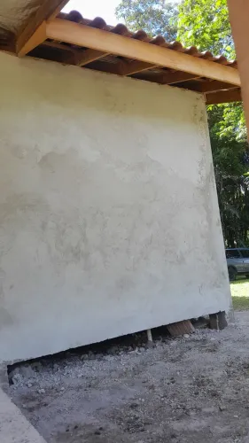 Reboco de casa e muro e fazemos contrapiso 