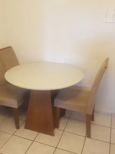 Mesa redonda tampa de vidro e três cadeiras