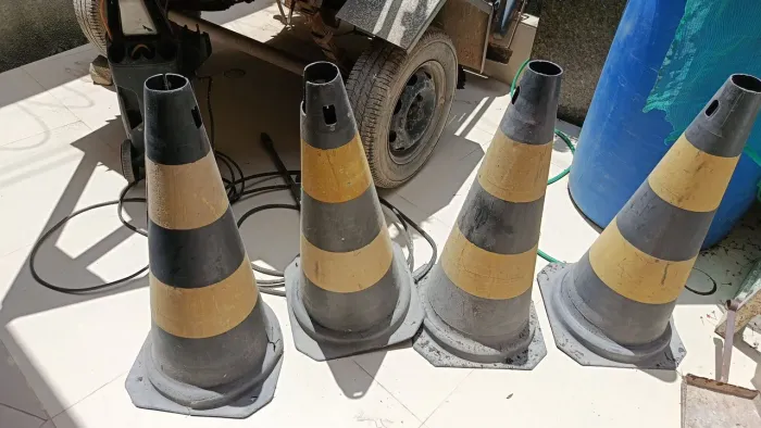 Vendo cones de sinalização do grande