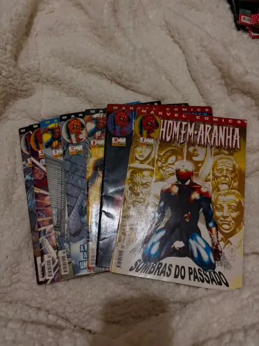Série de HQs do homem aranha( comprando separado cada um sai por 20)