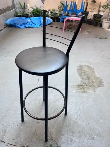 Banqueta com estofado e encosto
