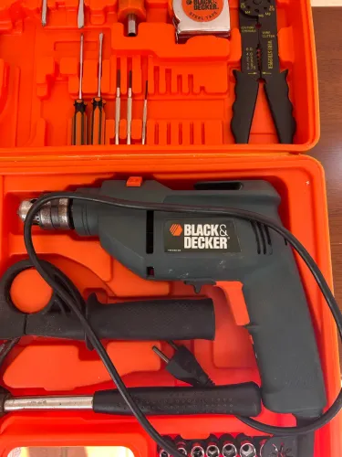 Furadeira Black and Decker 220 v na caixa com ferramentas