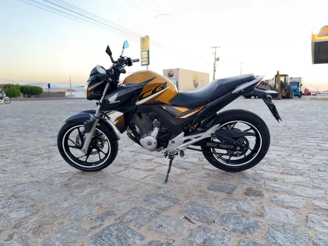 Vende-se moto Honda CB Twister 250.