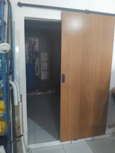 Porta semi oca lisa de 90 cm com corrediça alumínio de 2 mt