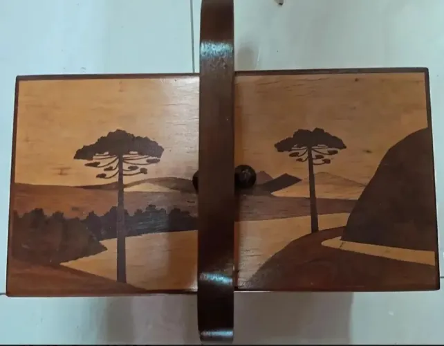 ANTIGA E GRANDE CAIXA COSTURA MADEIRA MARCHETADA '- PAISAGEM ARARAUCARIAS- ANOS 50S